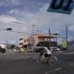 日本では斜め横断するバカが急増中 事故の瞬間？動画 お年寄り自転車